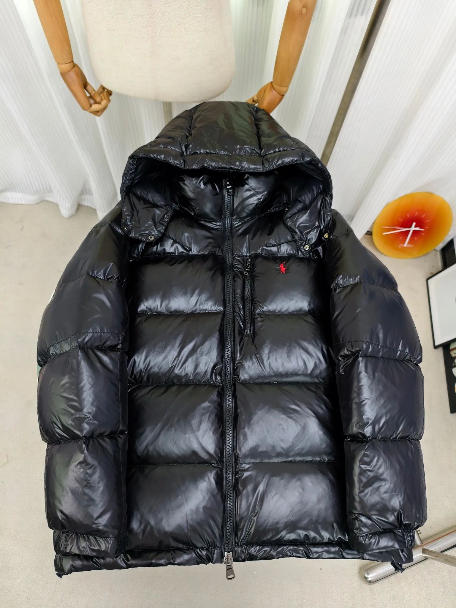 P820 ​​Polo Ralph Lauren 2025 pony embroidered glossy half-turtle collar down jacket, neatly cut to create a smart posture, return to the hustle and bustle of the city. Filled with white duck down, it is warm and comfortable without being bulky, without losing personality and looking low-key! It has a certain sense of hierarchy! Original custom fabric. With a certain sense of color Color: bright black Size: XS-2XL